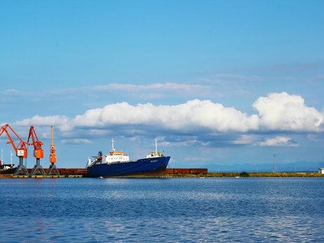 Шторм задержал отгрузку нефти в порту Новороссийска